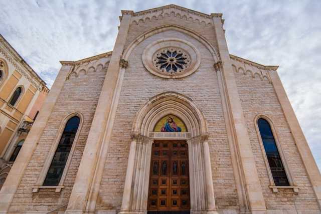 Bari, la storia del Redentore: quel "faro" neogotico che si erge ai margini del rione Libert�
